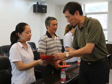 省總工會黨組書記、副主席陳震一行到順昌虹潤精密儀器有限公司慰問困難職工